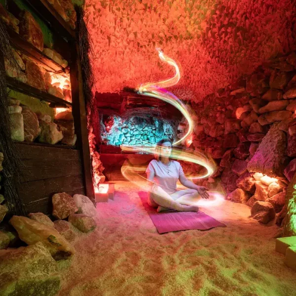 Joga v solne jeskyni Praha – vědomý dech a relaxace