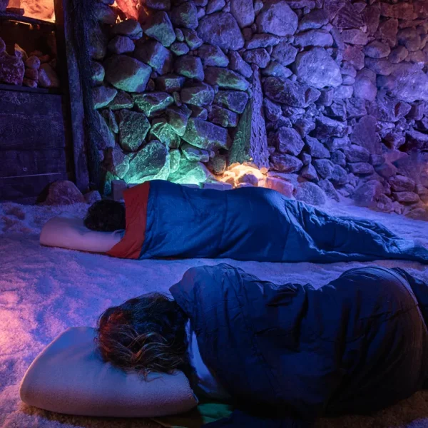 Noční pobyt v solné jeskyni Praha – spaní ve spacácích v léčivém mikroklimatu se slanými vodopády