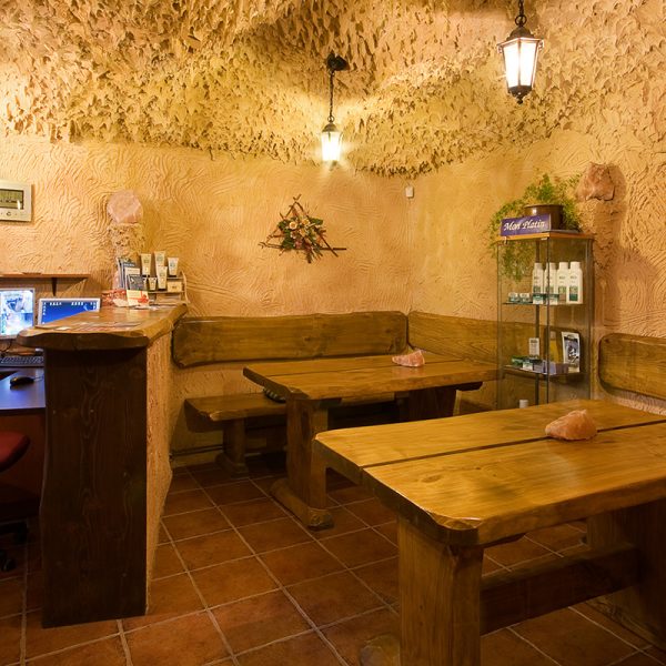 Recepce solné jeskyně Praha 7 Letná s posezením, dřevěným nábytkem a solnými kameny