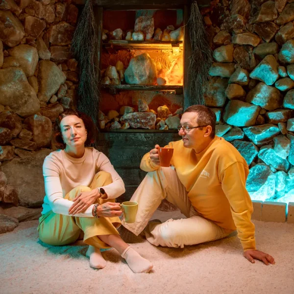 Romantická solná jeskyně připravená pro dva s intimním osvětlením a relaxační atmosférou