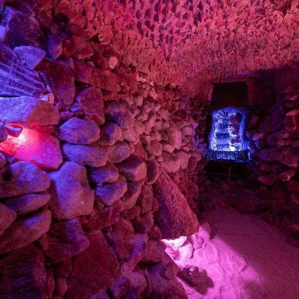 Detail solných stěn a teplého osvětlení podporujícího hluboké uvolnění při noční regeneraci