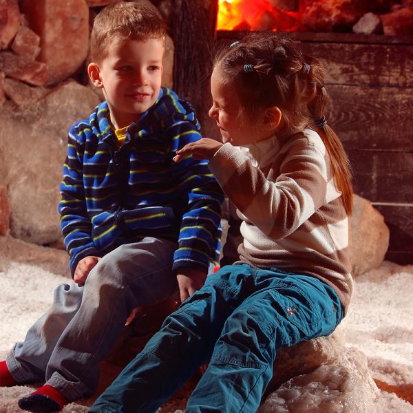 Děti v solné jeskyni – dětský koutek Praha Letná