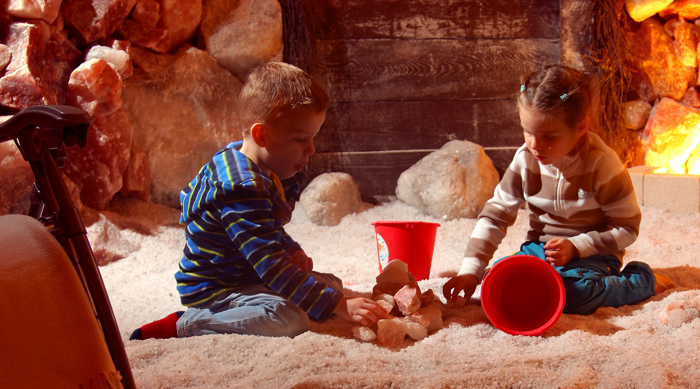 Děti si hrají v solné jeskyni Praha – dětský koutek