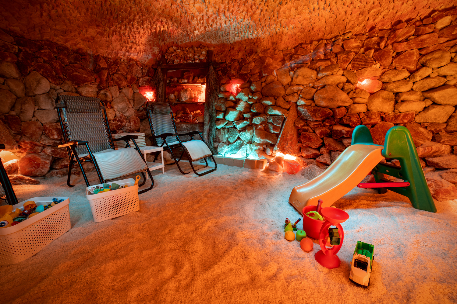 Dětský prostor v solné jeskyni s hračkami a skluzavkou